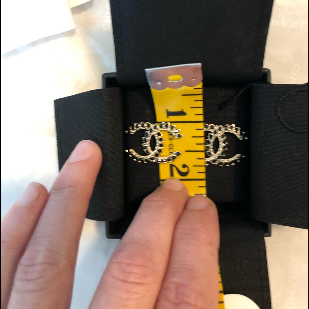 ❌SOLD❌ CHANEL 20A Black Crystal XL Gold Earrings - Picture 9 of 12